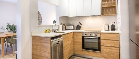 Kylskåp, mikrovågsugn, ugn och diskmaskin