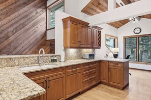 Fridge, microwave, oven, stovetop - Ridgepoint Townhome 090 (Beaver Creek)