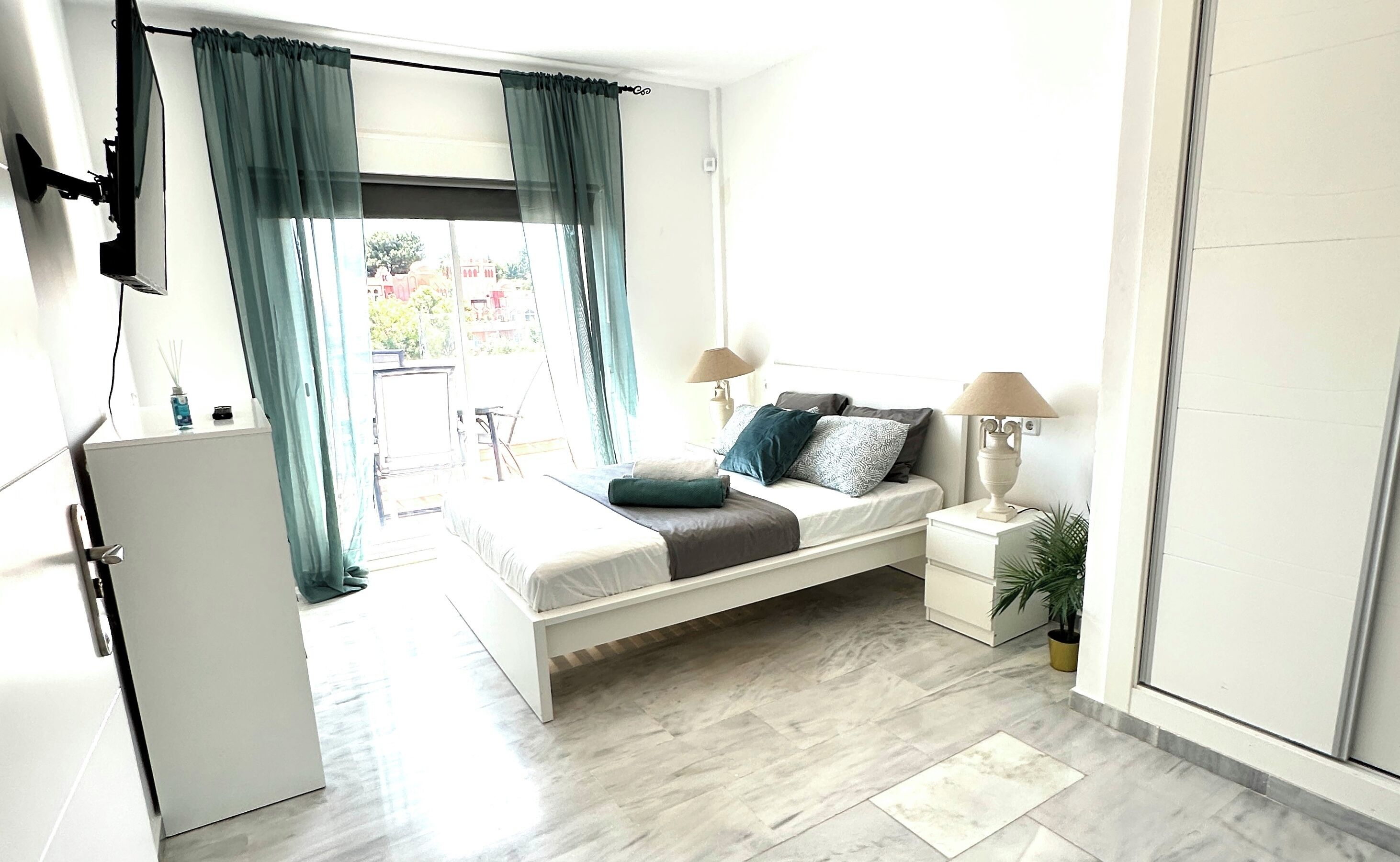 3 dormitorios, caja fuerte, escritorio y tabla de planchar con plancha