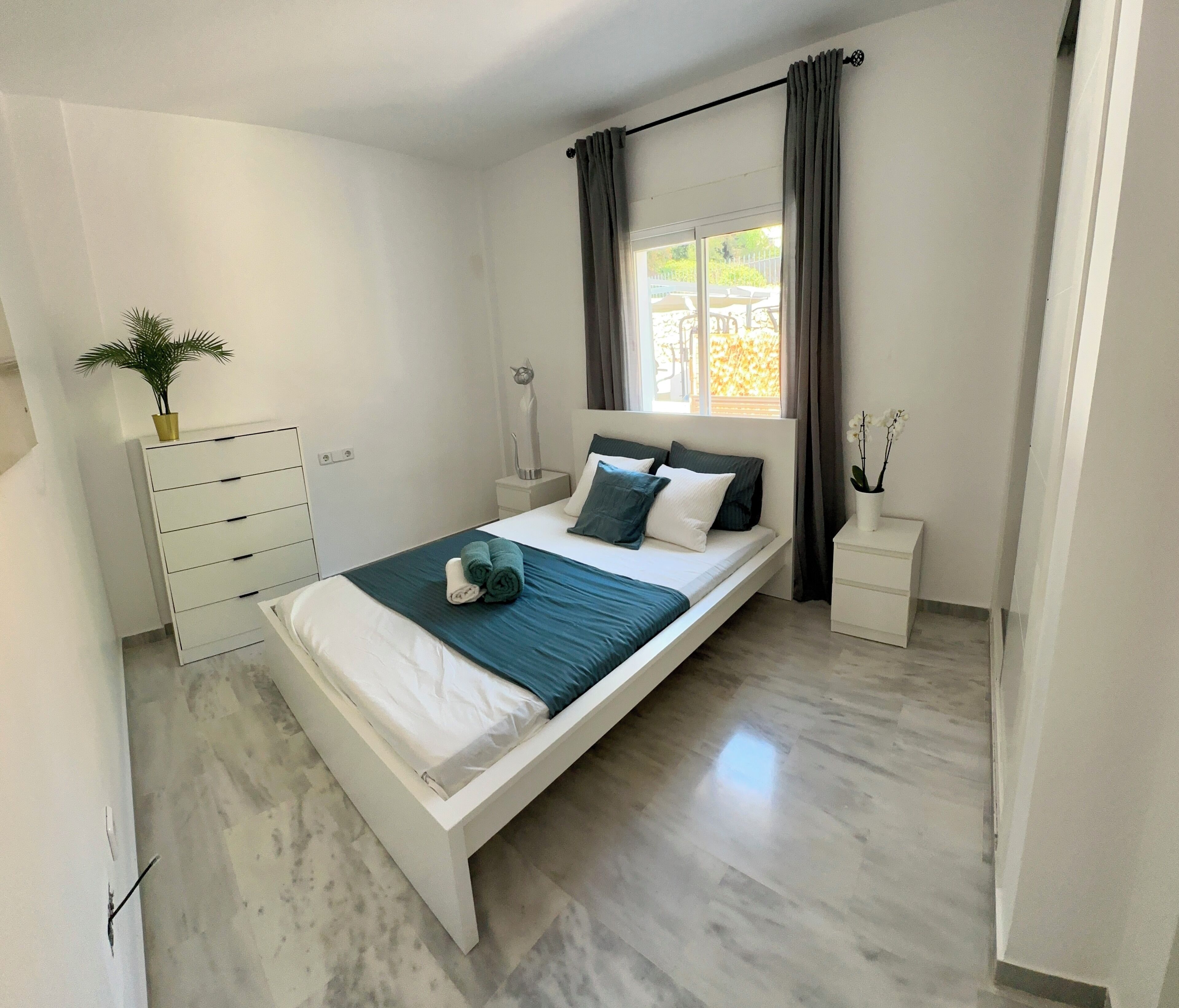 3 chambres, coffres-forts dans les chambres, bureau