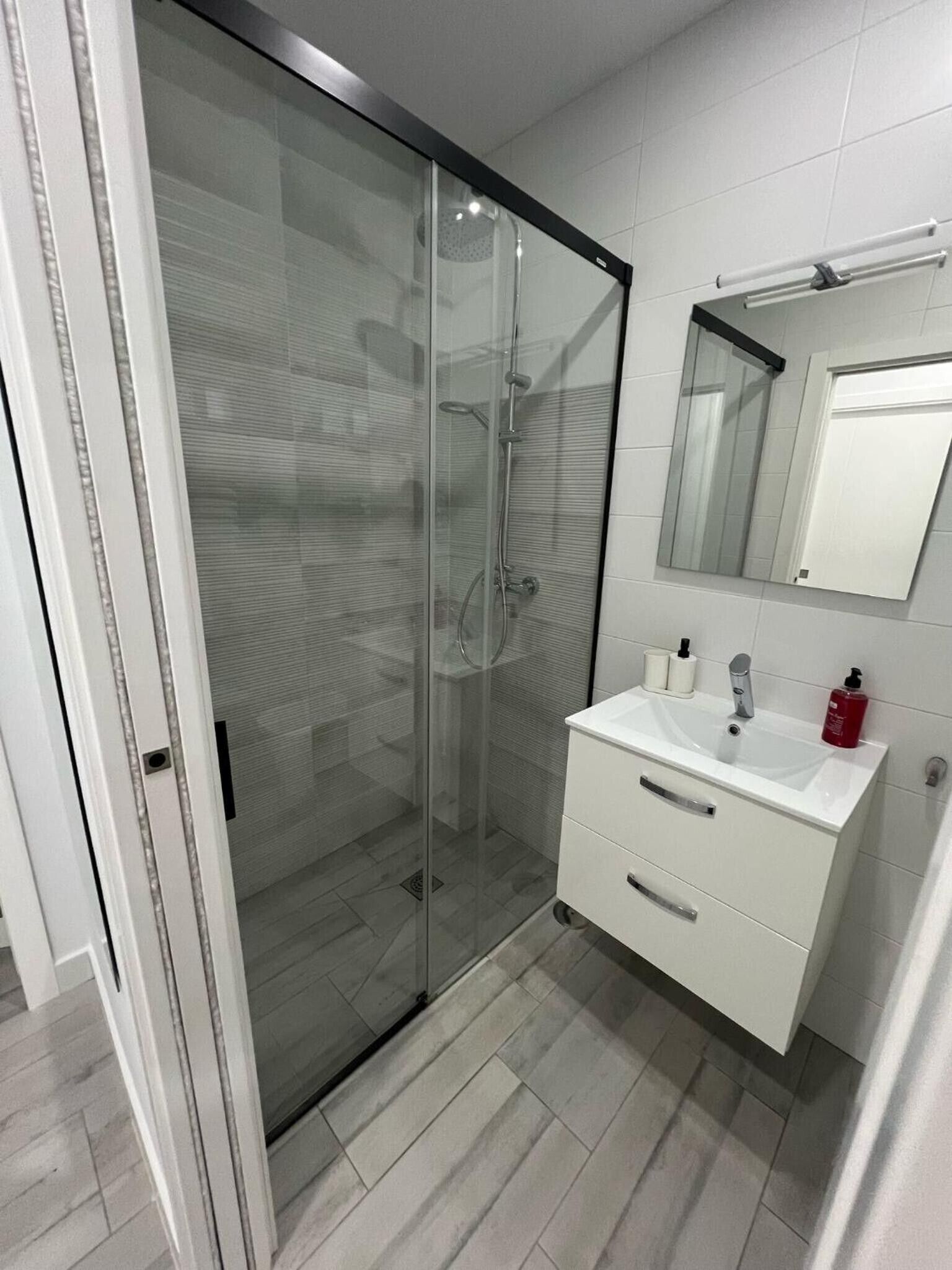 Een douche, een haardroger, handdoeken