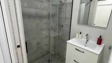Een douche, een haardroger, handdoeken