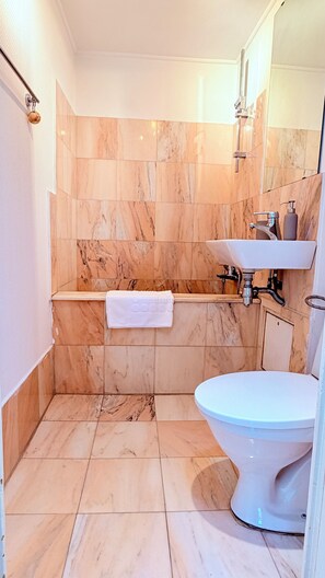 Dusche, Haartrockner, Bidet, Handtücher