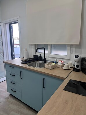 Refrigerador, microondas, parrilla de estufa y cafetera y tetera 