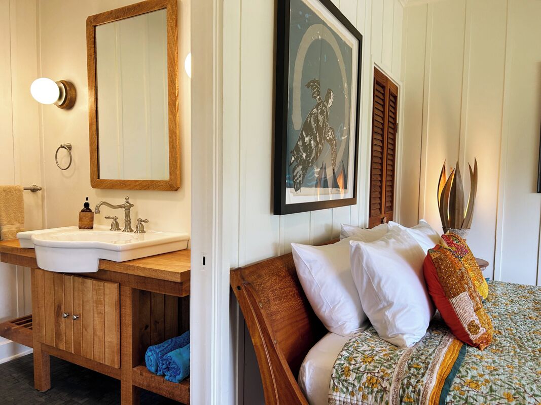 Une salle de bain avec un meuble-lavabo en bois, un évier et un miroir.