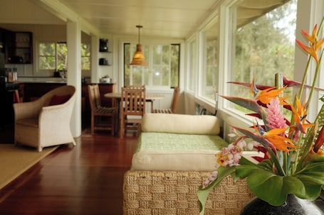 Books. Rustic retreat with panoramic views at Pu'u O Hoku Ranch