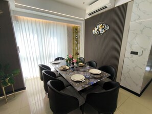 Dining - Elegant 5BR Haven Overlooking Manila Bay Sunset (Parañaque)