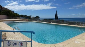 A swimming pool with a view of the sea and a sign indicating no diving. - Boulouris Panorama - Vue sur la Mer (Saint Raphael)