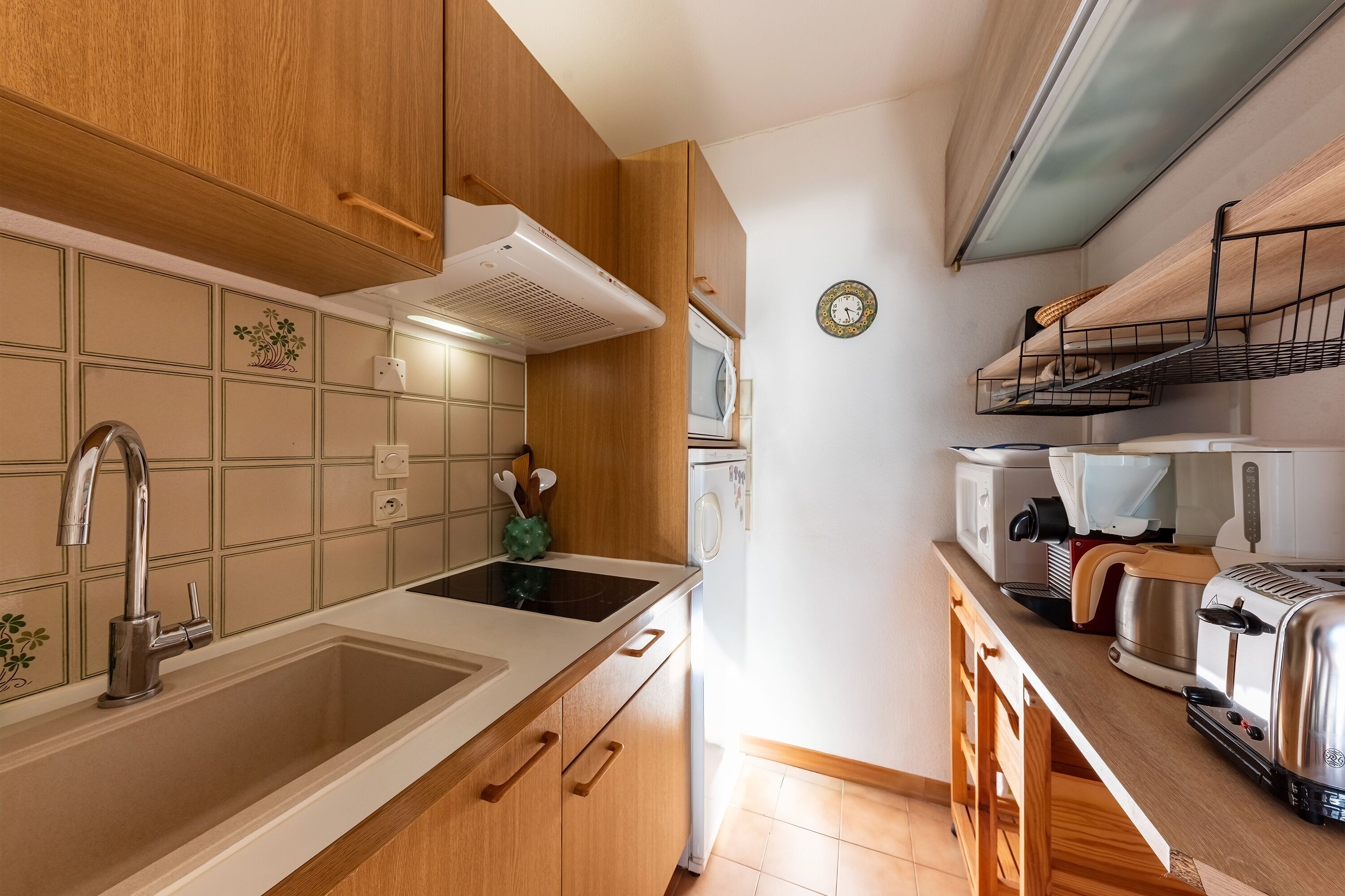 Réfrigérateur, micro-ondes, four, cafetière/bouilloire