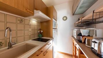 Réfrigérateur, micro-ondes, four, cafetiÚre/bouilloire