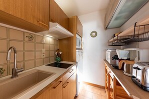 Réfrigérateur, micro-ondes, four, cafetière/bouilloire