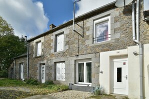 Exterior detail - Le Mont Servin - Entre Rennes et St-Malo (Bonnemain)