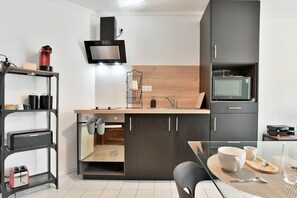 Køleskab, mikrobølgeovn, ovn, kaffe-/temaskine