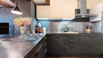 Frigorifero, microonde, forno, piano cottura