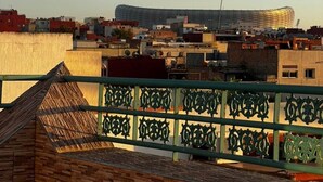 Une vue urbaine avec, en arrière-plan, une structure remarquable qui ressemble à un stade.