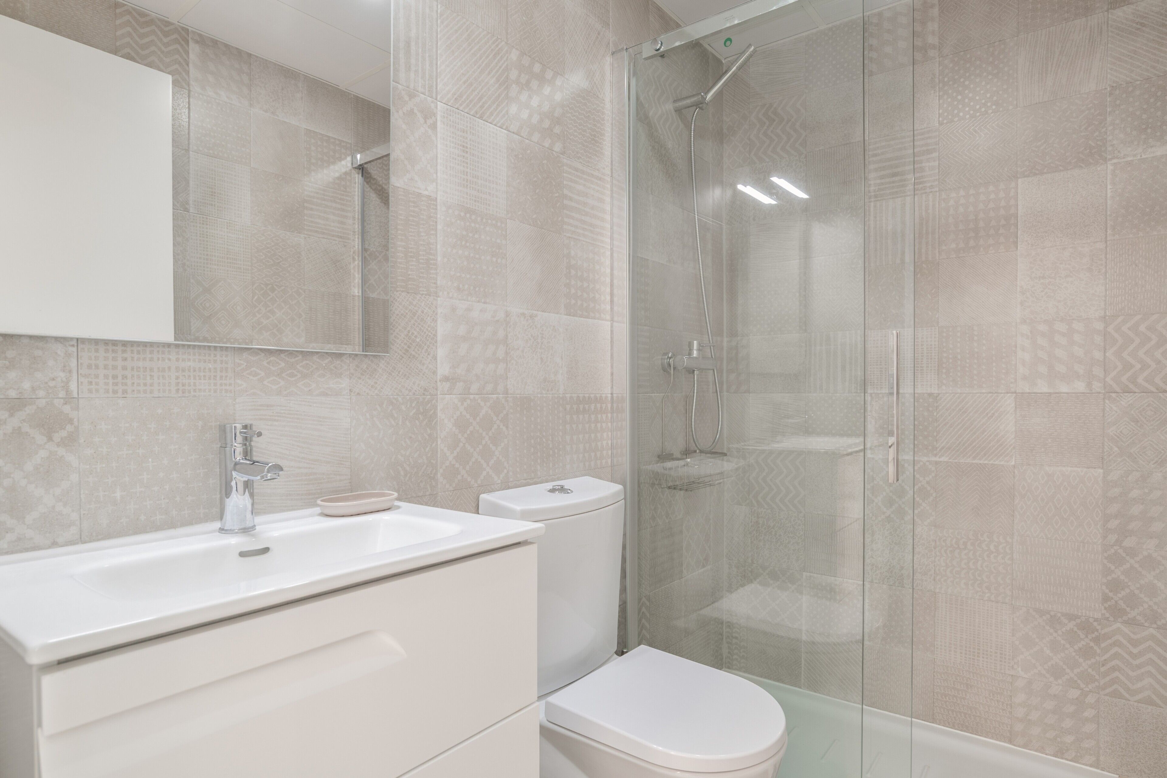 Badezimmer. Apartment 'Casa África' mit Gemeinschaftspool, WLAN und Klimaanlage