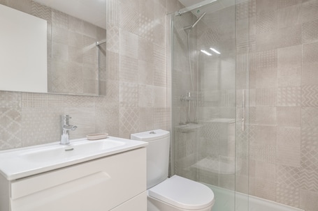 Badezimmer. Apartment 'Casa África' mit Gemeinschaftspool, WLAN und Klimaanlage