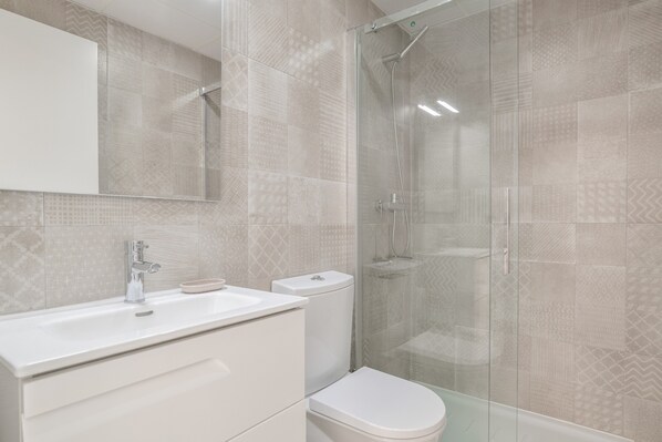 Bathroom - Apartment 'Casa África' with Shared Pool, Wi-Fi and Air Conditioning (Barbate)