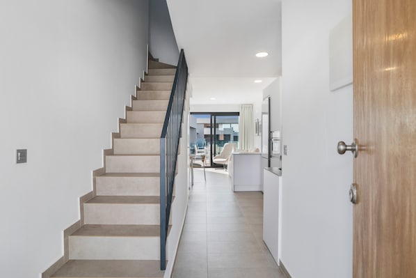Ein modernes Interieur mit einer Treppe, die in einen Essbereich führt.