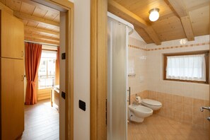 Shower, free toiletries, hair dryer, towels - Apartment 'Baita Damiano By Alpenwhite' with Mountain View, Balcony and Wi-Fi (Livigno)