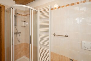 Regadera, amenidades de baño gratuitas, secadora de cabello, toallas 