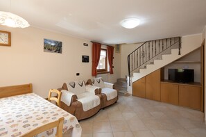 Interior - Apartment 'Baita Damiano By Alpenwhite' with Mountain View, Balcony and Wi-Fi (Livigno)