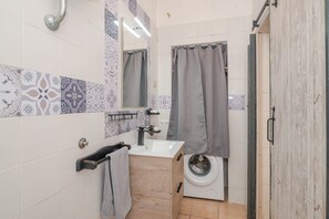 Shower, hair dryer, towels - Holiday Home 'Mia House - Sea with Garden' with Private Terrace, Wi-Fi & Air Conditioning (Santa Teresa Gallura)