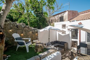 Terrace/patio - Mia House Vacation Home – 3 Bedrooms, Private Courtyard, Near the Sea (Santa Teresa Gallura)