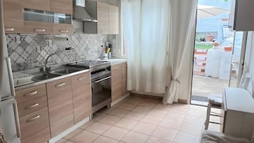 Kühlschrank, Mikrowelle, Ofen, Herdplatte