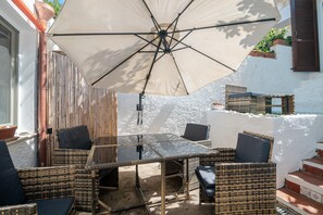Outdoor dining - Holiday Home 'Mia House - Sea with Garden' with Private Terrace, Wi-Fi & Air Conditioning (Santa Teresa Gallura)