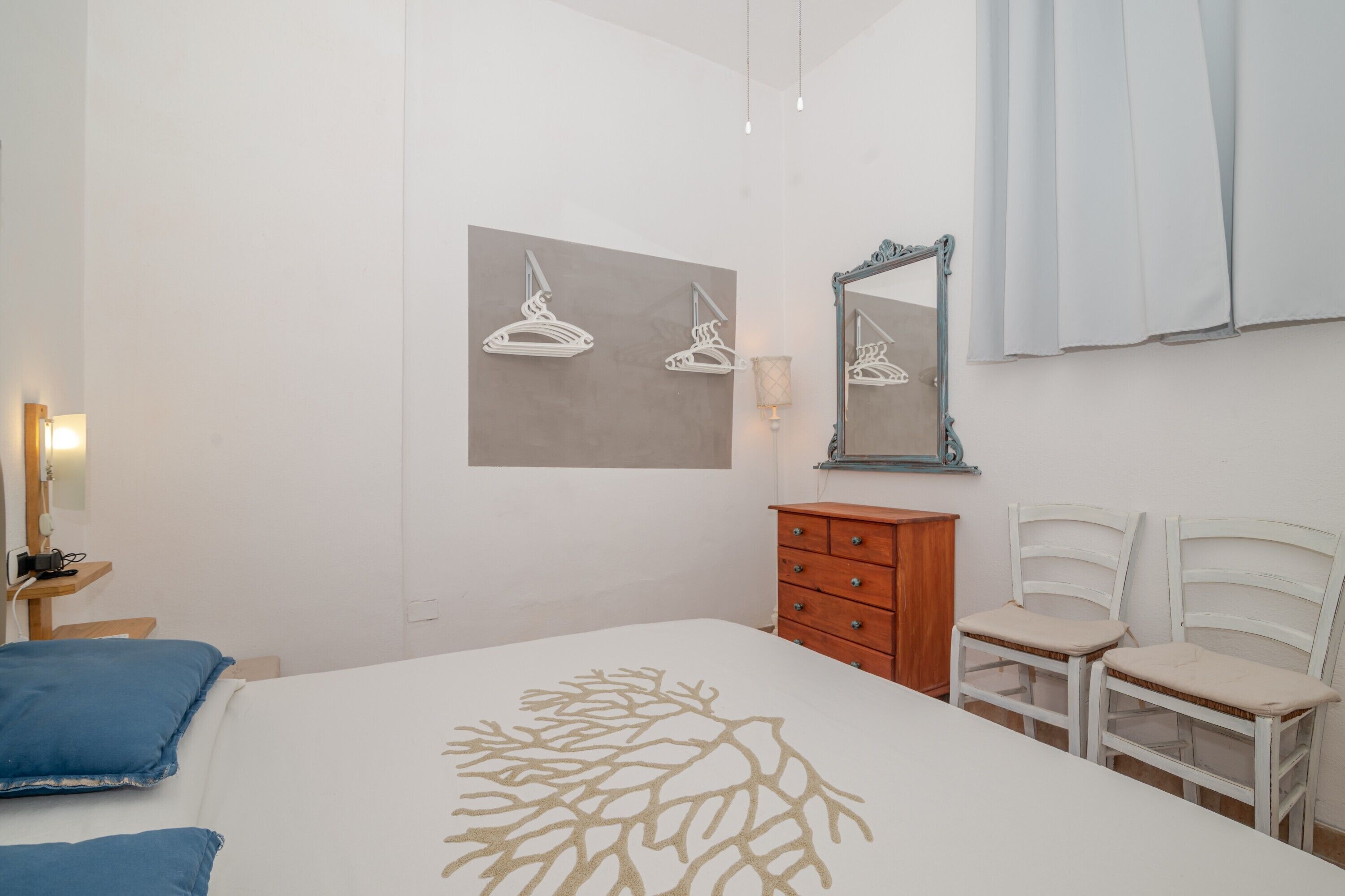 Tabla de planchar con plancha y ropa de cama 