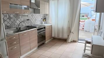 Kylskåp, mikrovågsugn, ugn och spishäll