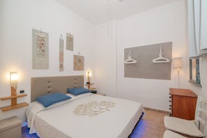 Iron/ironing board, WiFi, bed sheets - Apartment 'Mia - Mare with Garden' with Private Terrace, Wi-Fi & Air Conditioning (Santa Teresa Gallura)