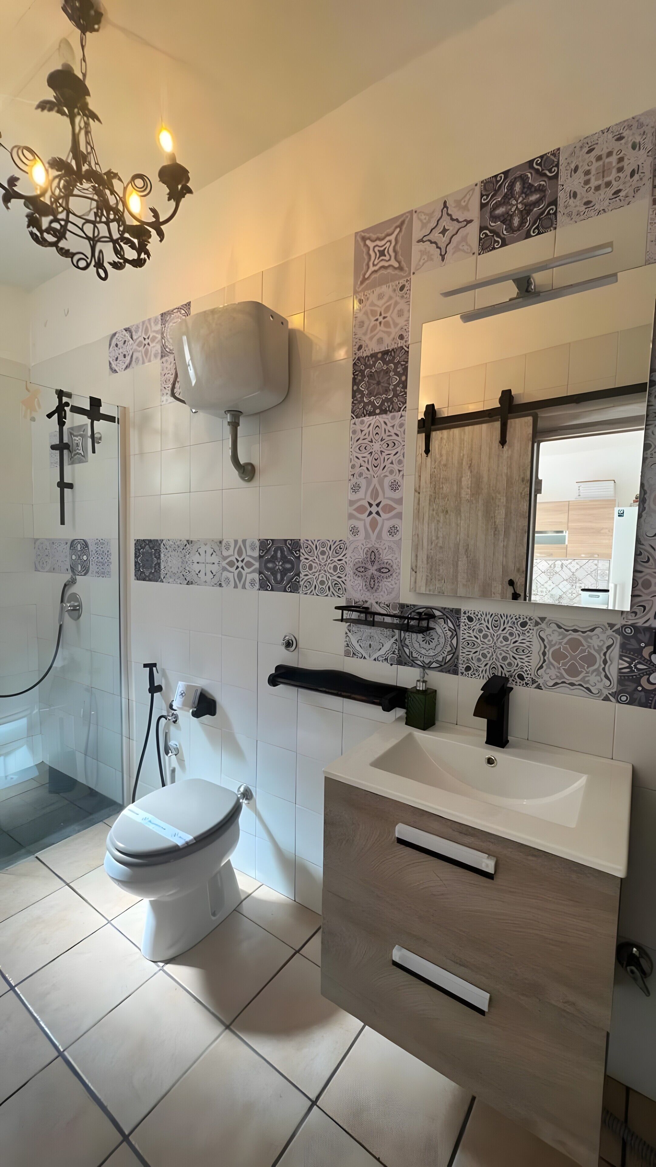 Douche, sèche-cheveux, serviettes fournies