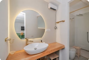 Shower, hair dryer, towels - Apartment Mia – 2 Bedrooms, Private Courtyard, Close to the Sea (Santa Teresa Gallura)