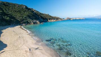Una spiaggia nelle vicinanze