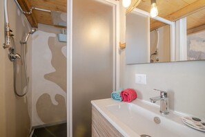 Dusche, Haartrockner, Handtücher