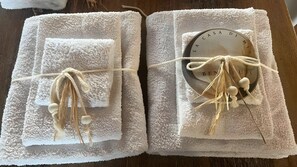 Een douche, een haardroger, handdoeken