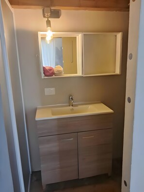 Een douche, een haardroger, handdoeken