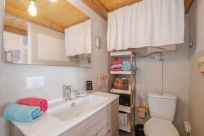 Shower, hair dryer, towels - 'Zio Peppe- Vintage' Room with Wi-Fi and Air Conditioning (Santa Teresa Gallura)