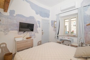 WiFi, bed sheets - 'Zio Peppe- Vintage' Room with Wi-Fi and Air Conditioning (Santa Teresa Gallura)