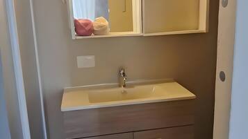 Suihku, hiustenkuivaaja, pyyhkeet