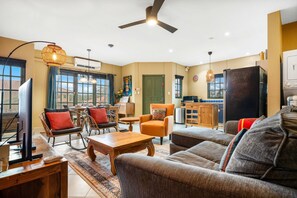 Smart TV - Charming 2 BR Condo with 2 Community pools! (Noord)