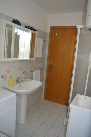 Douche, sèche-cheveux, bidet, serviettes fournies
