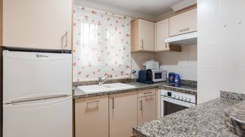 Frigorífico, microondas, horno y lavavajillas