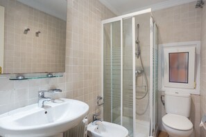 Shower, hair dryer, towels - Apartment 'Met Oliva' in Oliva Near the Beach and Equestrian Center (OLIVA)