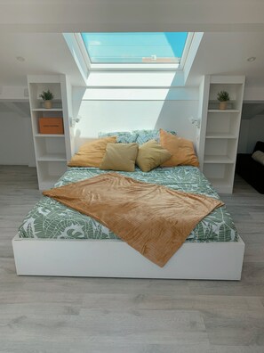 Tabla de planchar con plancha, internet y ropa de cama 