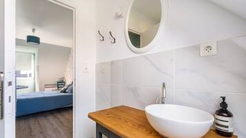 Douche, sĂšche-cheveux, serviettes fournies