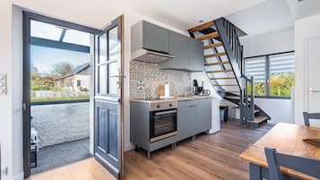 Frigorífico, microondas, horno y placa de cocina