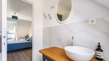 Dusj, hårføner og håndklær